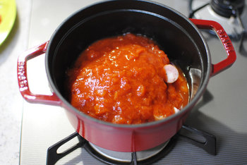 staubの鍋にトマトの水煮缶を入れる